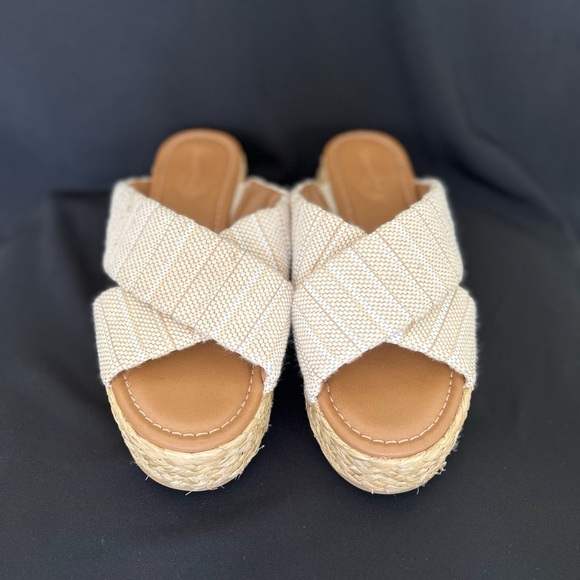 Universal Thread Shoes - Women's Desi Wedge Sandals - Universal Thread Light Beige 7